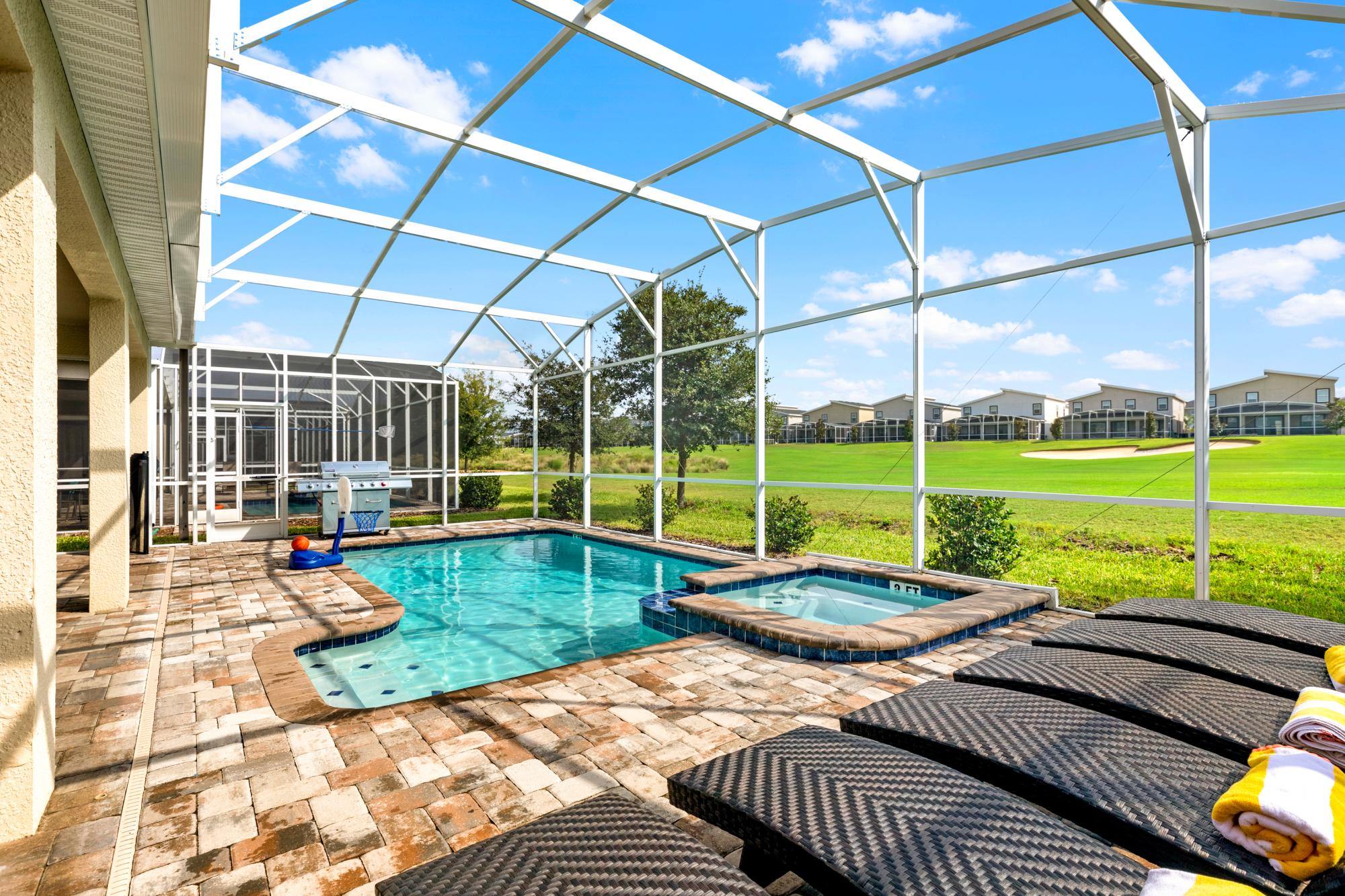 Saltwater pool and spa, and 6 lounge chairs - View of the Golfcourse!