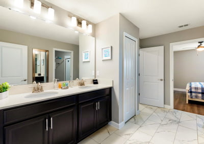 Jack/Jill Bathroom for surfing King and Bunk Bedrooms - double sinks, walk-in shower private WC