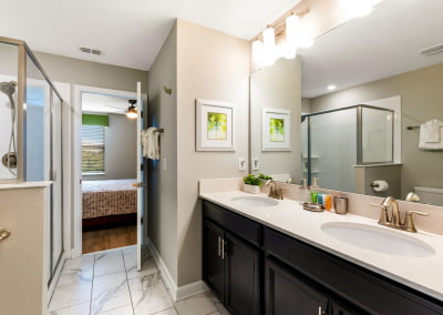 Jack/Jill Bathroom for surfing King and Bunk Bedrooms - double sinks, walk-in shower